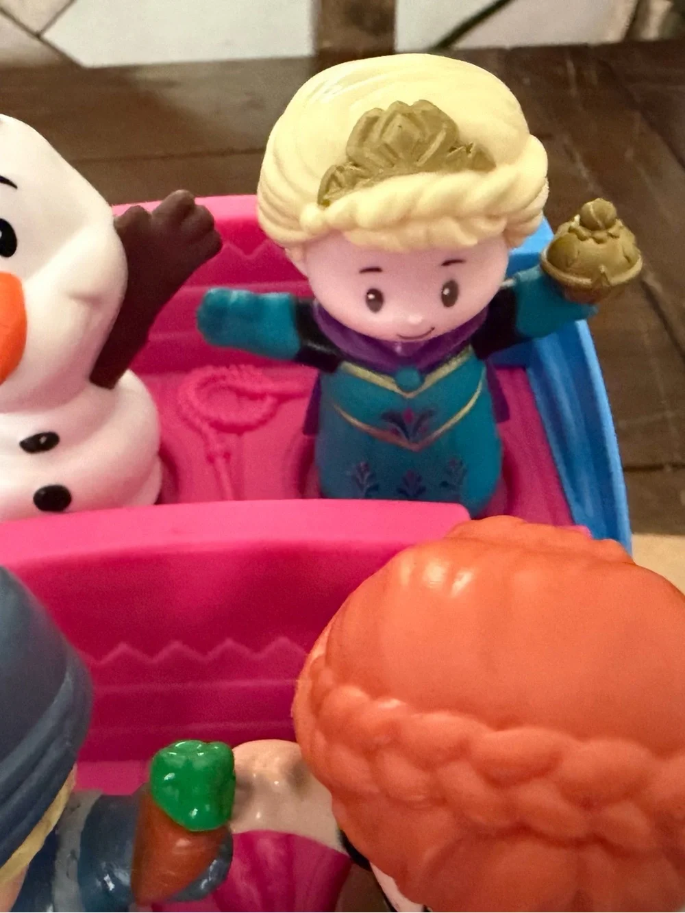 Disney FROZEN Kristoff's Sleigh & Figures Playset Anna, Olaf, Kristoff and Sven
